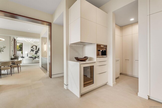 Building Photo - 8070 La Jolla Scenic Dr N
