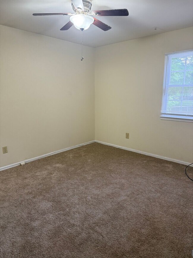Building Photo - Adorable 3 Bedroom 1.5 Bath Off Regents Park Lane