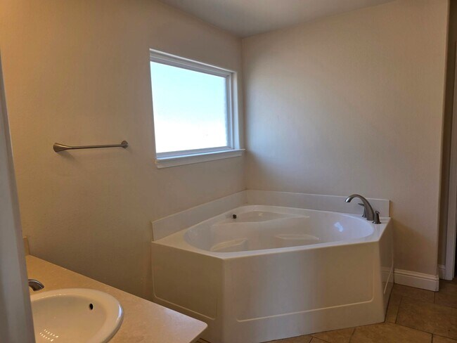 Building Photo - 3 Bedroom 2 bath home!