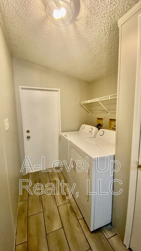 Building Photo - 307 W Lee St