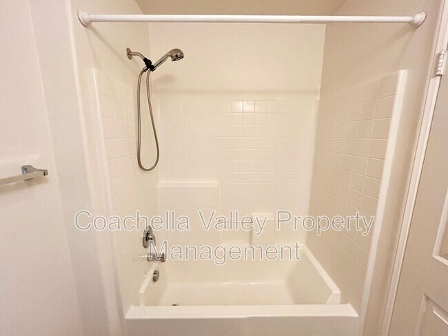 Building Photo - 532 Calle Vibrante