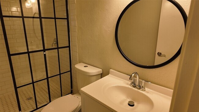 Building Photo - 613 Palomar Ln