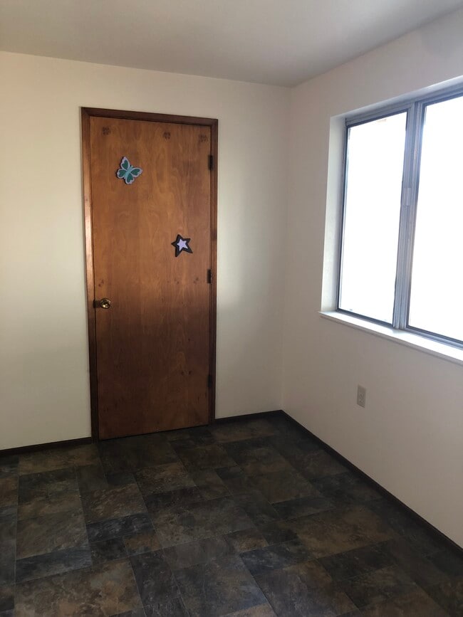 Building Photo - 595 NW Oak Ave