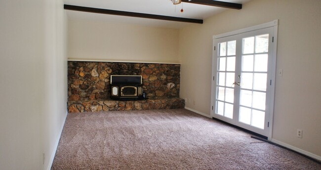 Building Photo - Single Story with Big Backyard in Hollister