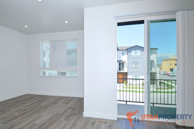 Building Photo - 1006 W 430 S