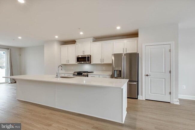 Building Photo - 8369 Meadowood Dr