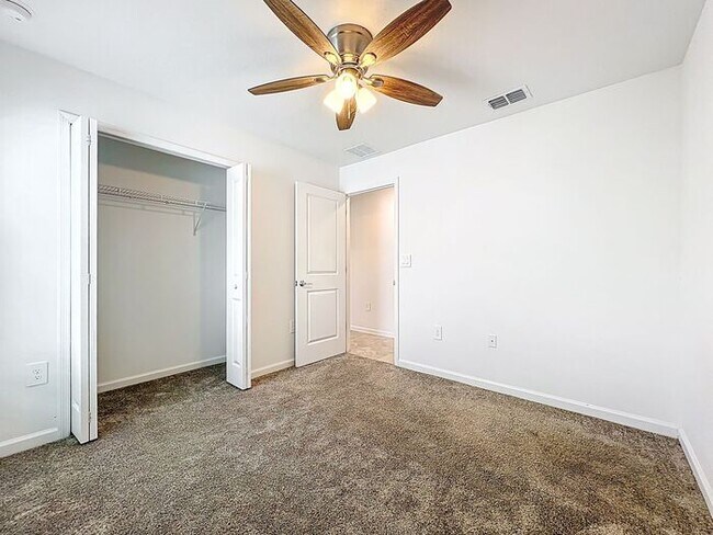 Building Photo - 4/2 Groveland Home with Solar Panels-MOVE IN SPECAIL: ONE MONTH FREE RENT