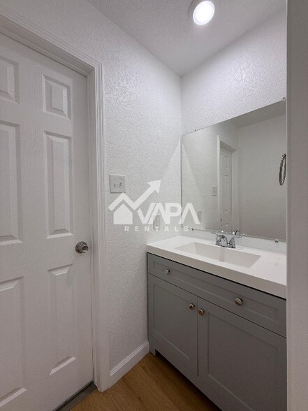 Building Photo - 5512 Grand Lake Dr