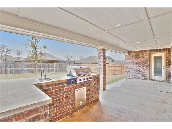 Building Photo - 2118 Yturria Dr