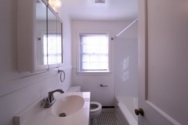 Building Photo - December FREE On This 2 Bedroom 2 Bath