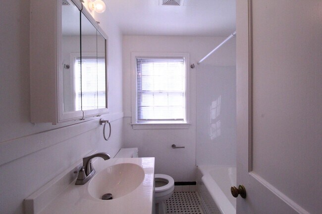 Building Photo - November FREE On This 2 Bedroom 2 Bath