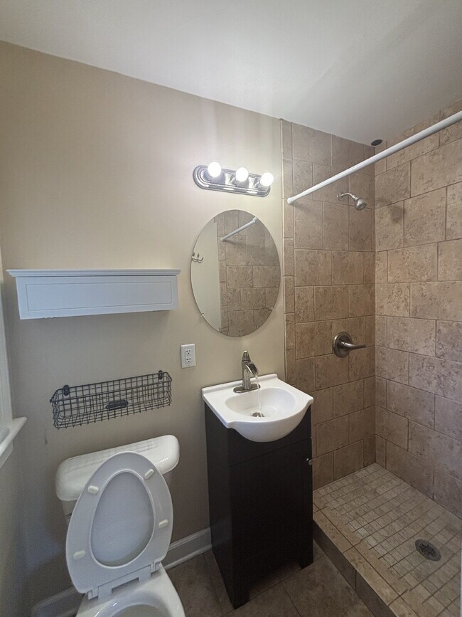 Building Photo - "Charming Single Family Home in Portsmouth – 1521 Sq Ft of Comfortable Living!"