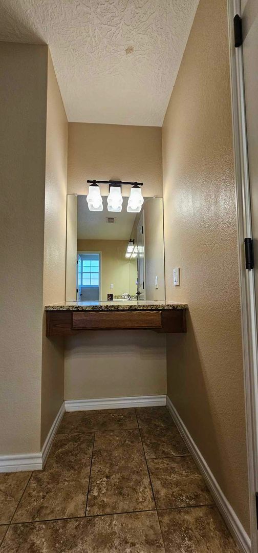Building Photo - Beautiful 4 bedroom, 2 bath home for rent