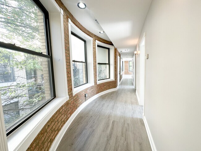 Building Photo - 6410 N Hoyne Ave