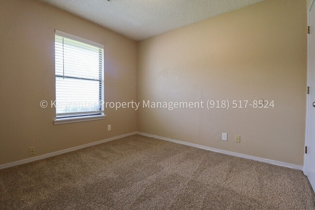 Building Photo - 4902 S Gum Ave