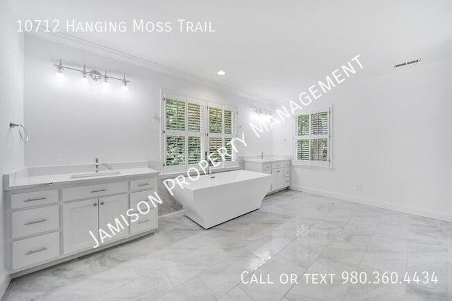 Building Photo - 10712 Hanging Moss Trail