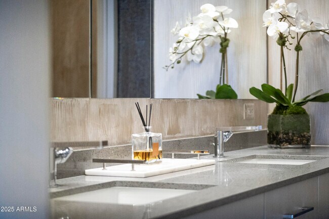 Building Photo - 7180 E Kierland Blvd