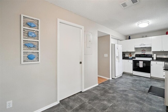 Building Photo - 2243 Andover Cir