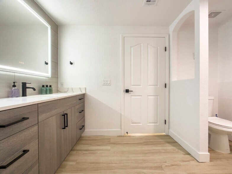 Building Photo - 14201 N 70th Way