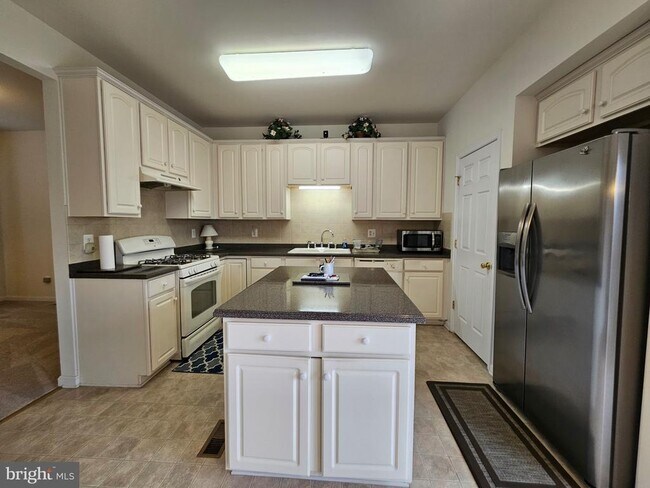 Building Photo - 1969 Peachtree Ct