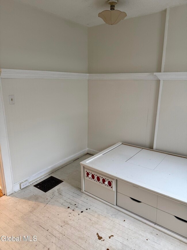 Building Photo - 60 Ash St