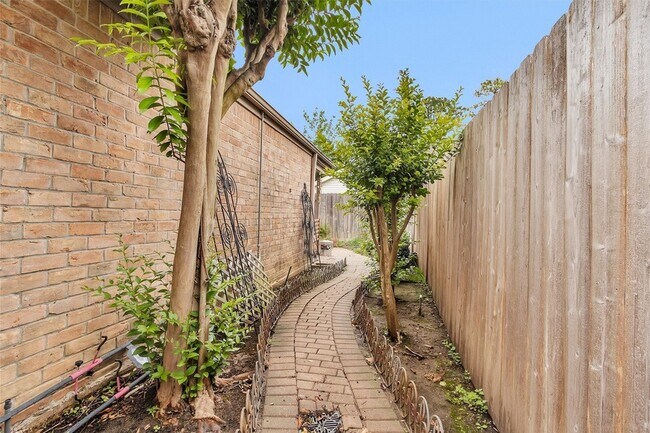 Building Photo - 11634 Southlake Dr