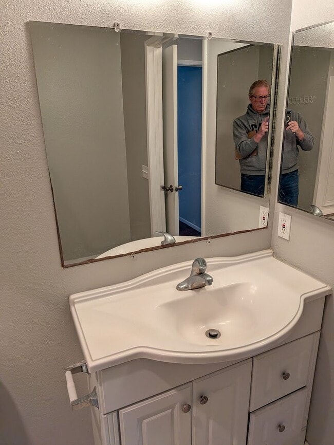 Building Photo - Mira Mesa Apartment New Salem