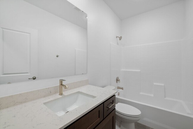 Building Photo - Move-In Ready Elegance - 4 Bedrooms! Pet Fridley!