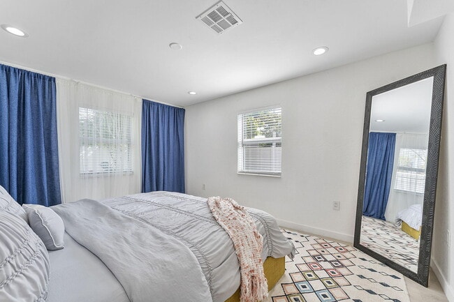 Building Photo - 2629 SW 6th Ct