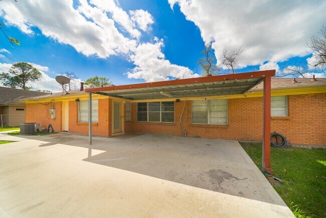 Building Photo - 7015 Kopman Dr