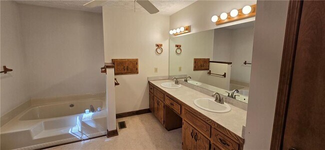 Building Photo - 303 Cacique Ct