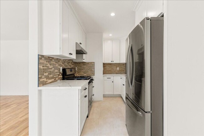 Building Photo - 652 Hayworth Ave