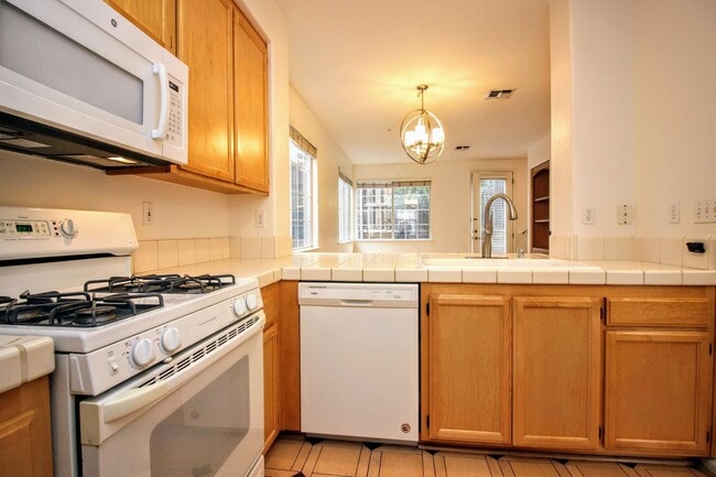 Building Photo - 2 Bedroom 2.5 Bath Home in Petaluma