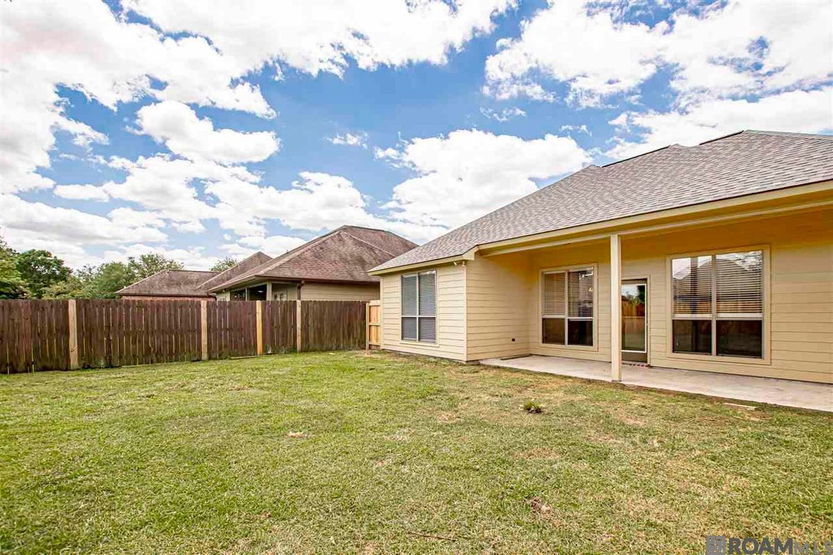 Building Photo - 9015 Westlake Ave