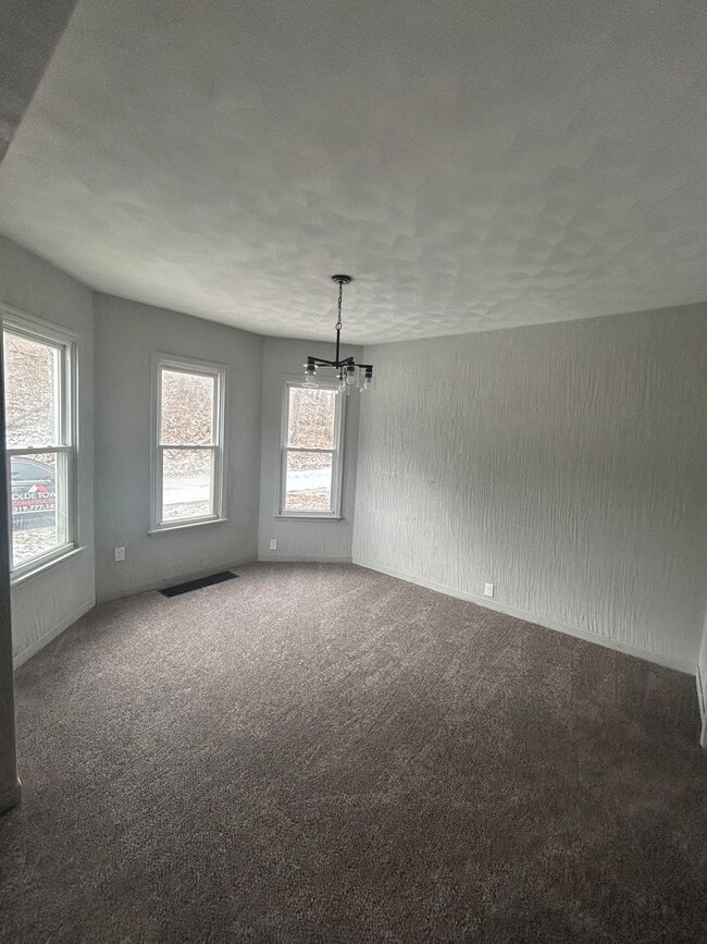 Building Photo - 3 bedroom house