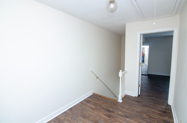 Building Photo - Convenient Bellevue Townhome