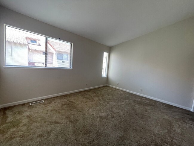 Building Photo - Beautiful Updated 3 Bedroom, 2 1/2 Bath Condo