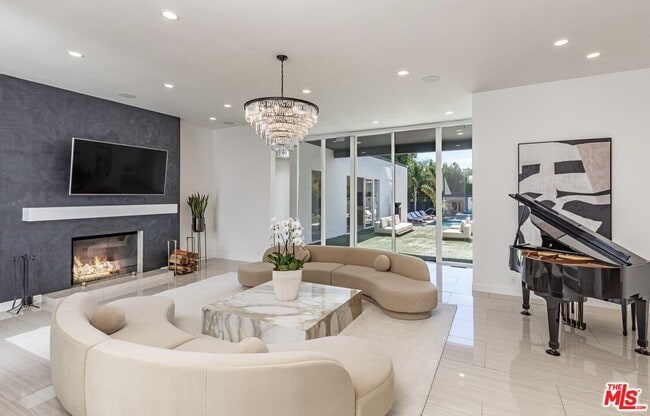 Building Photo - 703 N Maple Dr