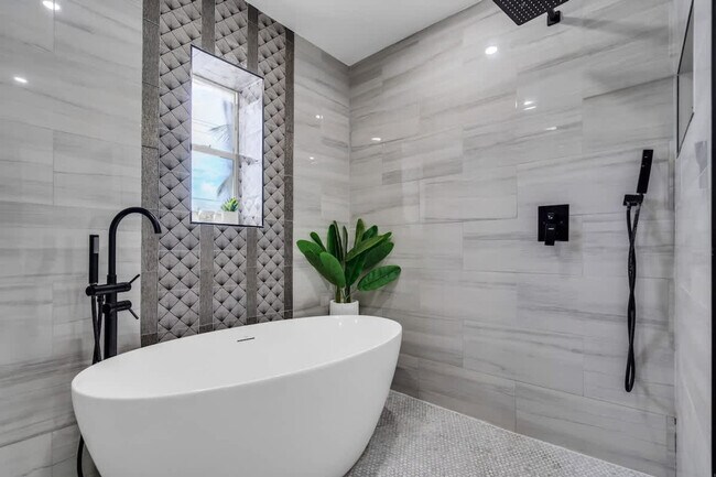 Building Photo - 1255 NE 199th St