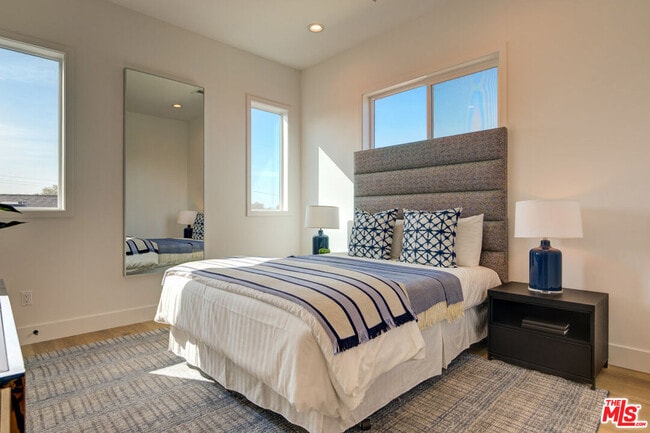 Building Photo - 6018 1/2-6018 1/2 Comey Ave