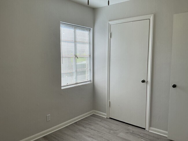 Building Photo - Shaw - 210/212 Allamanda