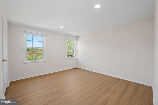 Building Photo - 3301 Fallowfield Dr