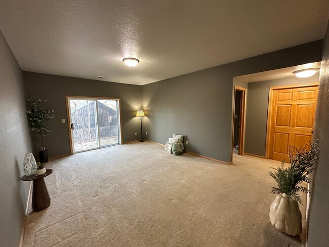 Building Photo - 3 Bed, 2 Bath Condo for Rent in Evansdale, Ia