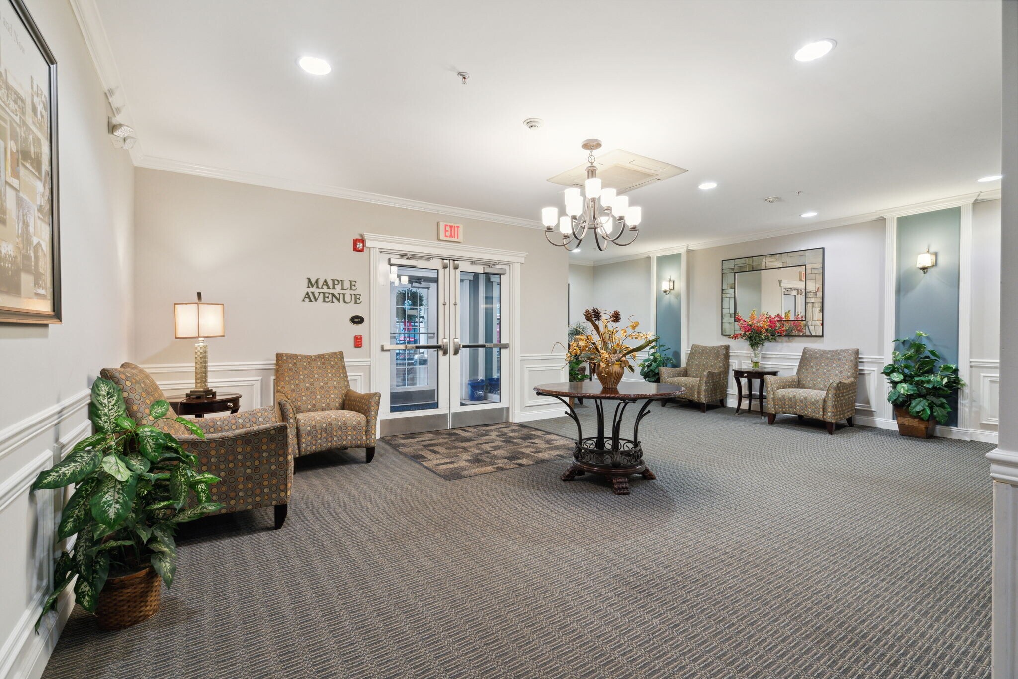 Building Photo - 300 W Elm St