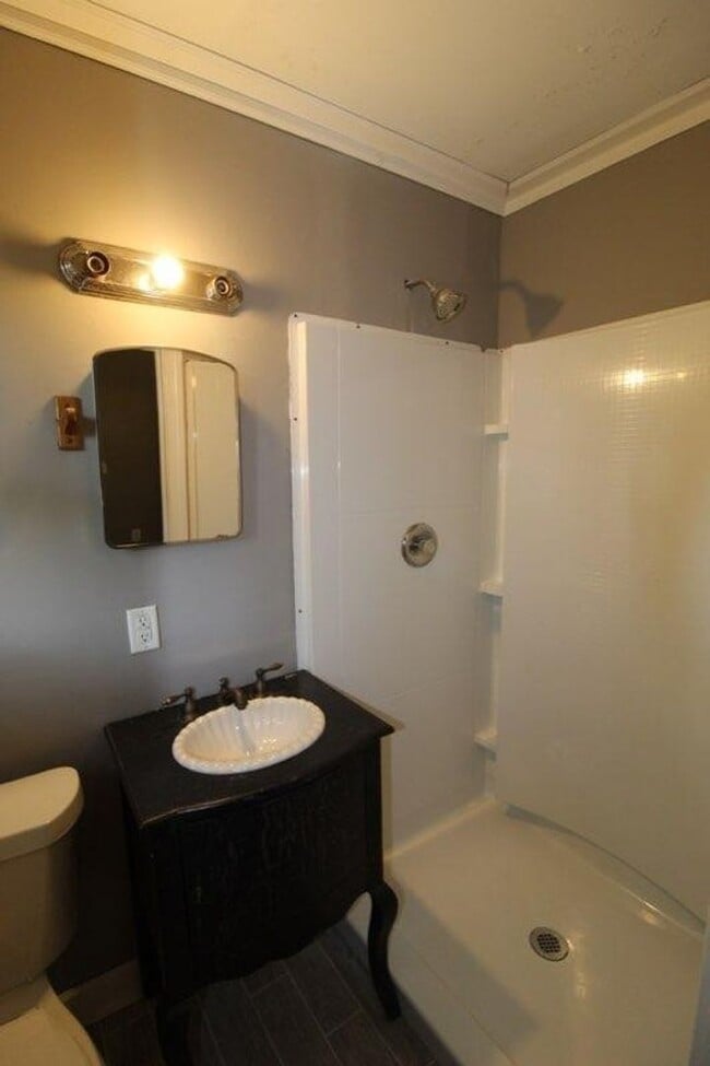 Building Photo - Charming Park Circle Bungalow