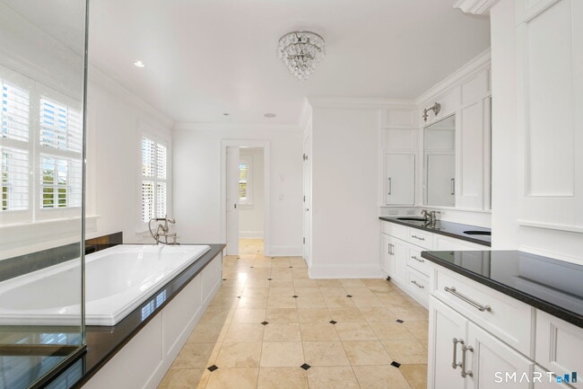 Building Photo - 774 South Ave