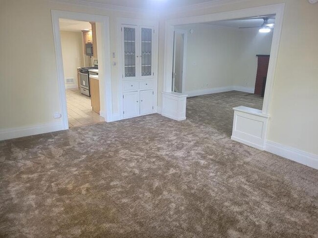 Building Photo - Perfect For Student Housing! 4 Bedroom Hou...