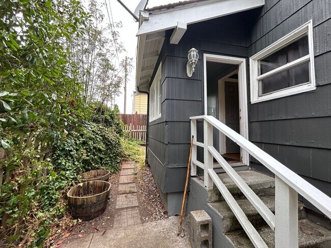 Building Photo - Cozy 2 BD, 1 BA w/ 1 Car Garage in Tacoma!