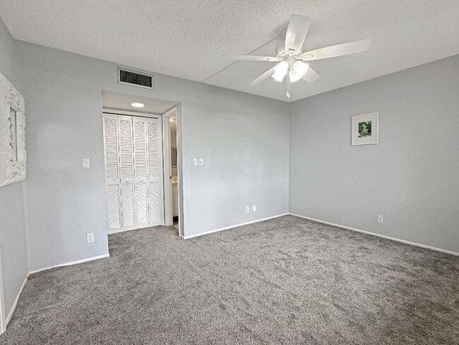 Building Photo - 535 Oaks Dr