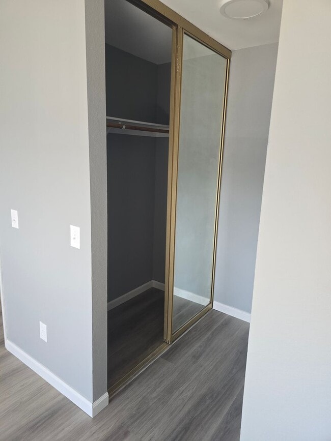 Building Photo - Large 1 Bed 1 Bath Condo